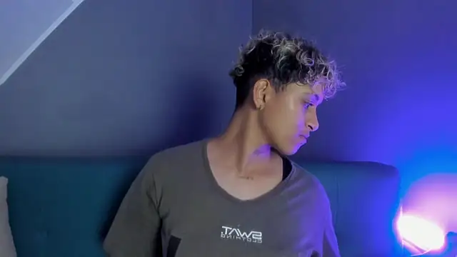 Snapshot of Dominick_jones chatting on February 28, 10:50 pm Dominick jones online show from February 28, 10:50 pm