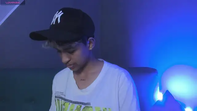 Snapshot of Dominick_jones chatting on March 3, 9:48 pm Dominick jones online show from March 3, 9:48 pm