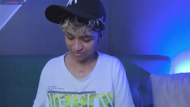 Snapshot of Dominick_jones chatting on March 4, 12:50 am Dominick jones online show from March 4, 12:50 am