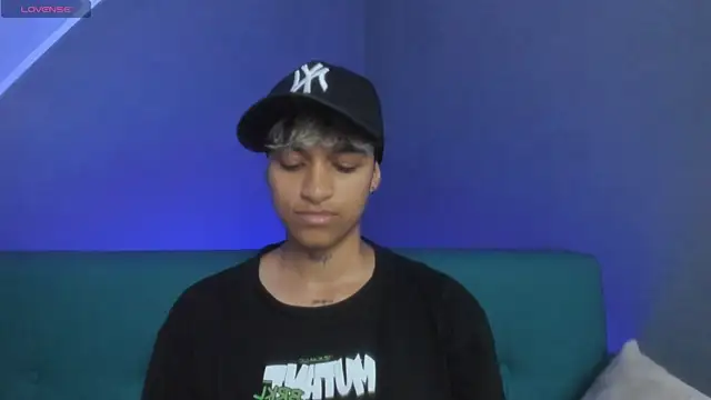 Snapshot of Dominick_jones chatting on March 4, 9:22 pm Dominick jones online show from March 4, 9:22 pm