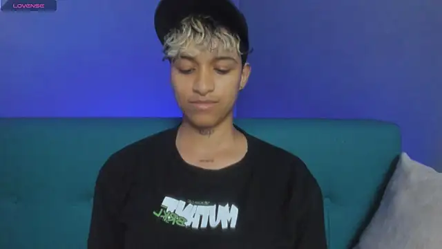 Snapshot of Dominick_jones chatting on March 5, 12:27 am Dominick jones online show from March 5, 12:27 am