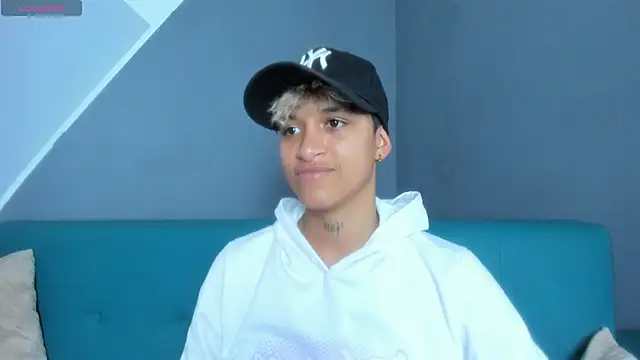 Snapshot of Dominick_jones chatting on March 6, 8:37 pm Dominick jones online show from March 6, 8:37 pm