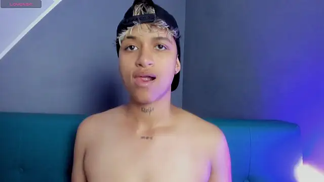 Snapshot of Dominick_jones chatting on March 7, 10:43 pm Dominick jones online show from March 7, 10:43 pm