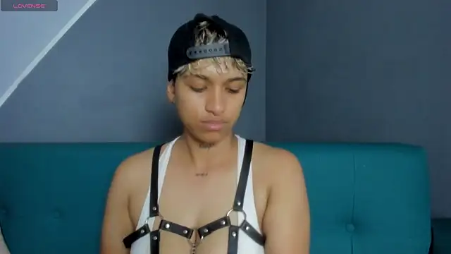 Snapshot of Dominick_jones chatting on March 10, 9:51 pm Dominick jones online show from March 10, 9:51 pm