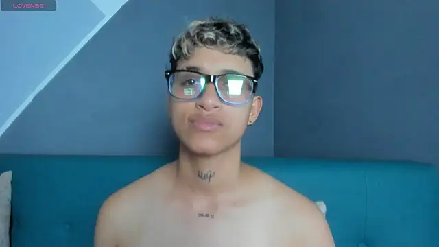 Snapshot of Dominick_jones chatting on March 13, 11:49 pm Dominick jones online show from March 13, 11:49 pm