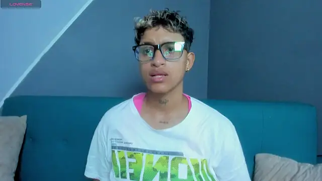 Snapshot of Dominick_jones chatting on March 14, 6:39 pm Dominick jones online show from March 14, 6:39 pm