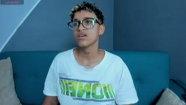 Snapshot of Dominick_jones chatting on March 15, 12:47 am Dominick jones online show from March 15, 12:47 am