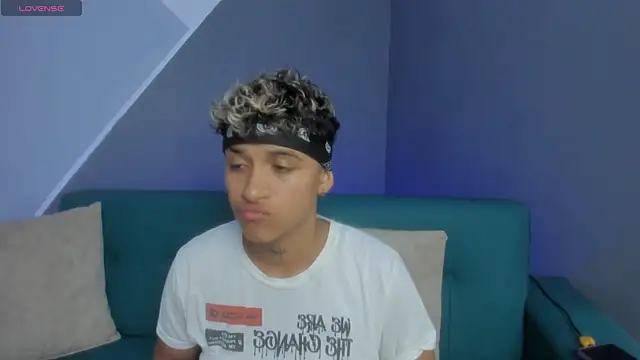 Snapshot of Dominick_jones chatting on March 15, 11:17 pm Dominick jones online show from March 15, 11:17 pm