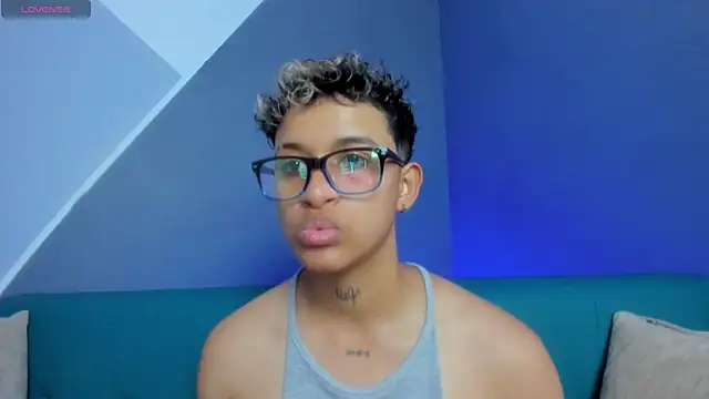 Snapshot of Dominick_jones chatting on March 17, 6:11 pm Dominick jones online show from March 17, 6:11 pm