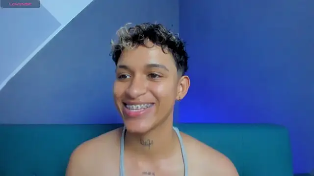 Snapshot of Dominick_jones chatting on March 17, 9:13 pm Dominick jones online show from March 17, 9:13 pm