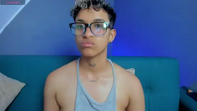 Snapshot of Dominick_jones chatting on March 18, 12:16 am Dominick jones online show from March 18, 12:16 am