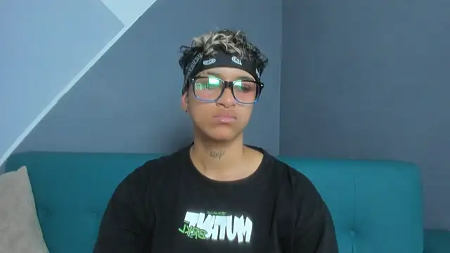 Snapshot of Dominick_jones chatting on March 18, 6:59 pm Dominick jones online show from March 18, 6:59 pm