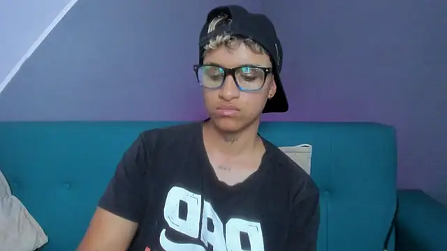 Snapshot of Dominick_jones chatting on March 20, 12:30 am Dominick jones online show from March 20, 12:30 am