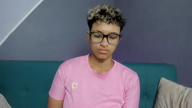 Snapshot of Dominick_jones chatting on March 20, 7:14 pm Dominick jones online show from March 20, 7:14 pm