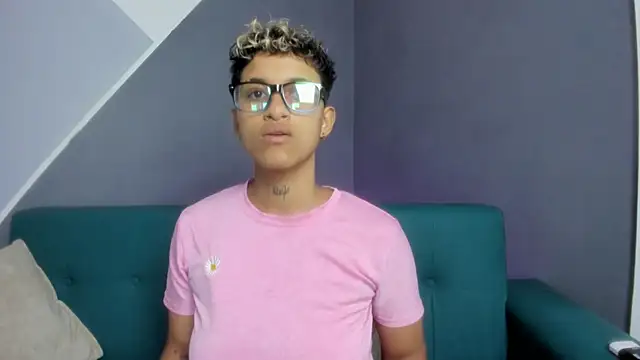 Snapshot of Dominick_jones chatting on March 20, 10:18 pm Dominick jones online show from March 20, 10:18 pm