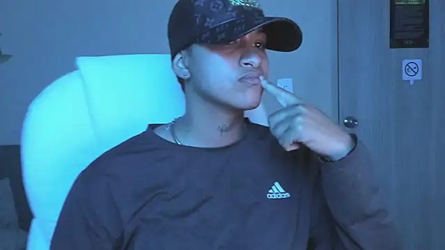 Snapshot of Dominick_jones chatting on October 6, 4:10 am Dominick jones online show from October 6, 4:10 am