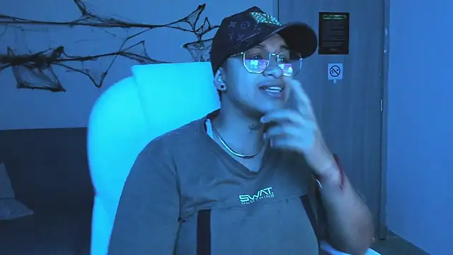 Snapshot of Dominick_jones chatting on October 7, 6:32 am Dominick jones online show from October 7, 6:32 am