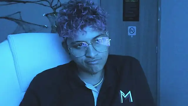 Snapshot of Dominick_jones chatting on October 10, 5:39 am Dominick jones online show from October 10, 5:39 am