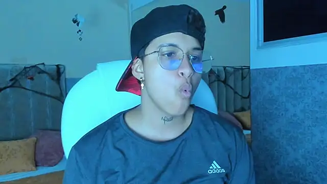 Snapshot of Dominick_jones chatting on October 15, 4:45 am Dominick jones online show from October 15, 4:45 am