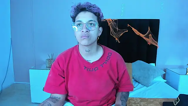 Snapshot of Dominick_jones chatting on October 16, 6:25 am Dominick jones online show from October 16, 6:25 am