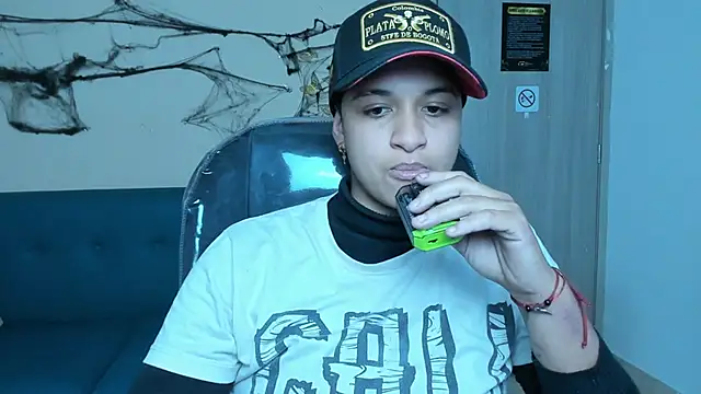 Snapshot of Dominick_jones chatting on October 21, 5:08 am Dominick jones online show from October 21, 5:08 am