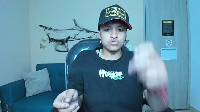 Snapshot of Dominick_jones chatting on October 28, 5:33 am Dominick jones online show from October 28, 5:33 am