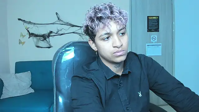 Snapshot of Dominick_jones chatting on October 31, 5:30 am Dominick jones online show from October 31, 5:30 am