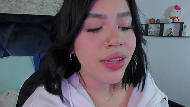 Lily Woodz online show from December 2, 7:20 pm