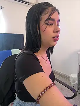 Lily Woodz online show from January 18, 2:43 pm