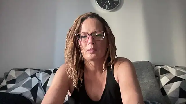 Snapshot of skarfos1babe69 chatting on December 29, 10:03 pm skarfos1babe69 online show from December 29, 10:03 pm