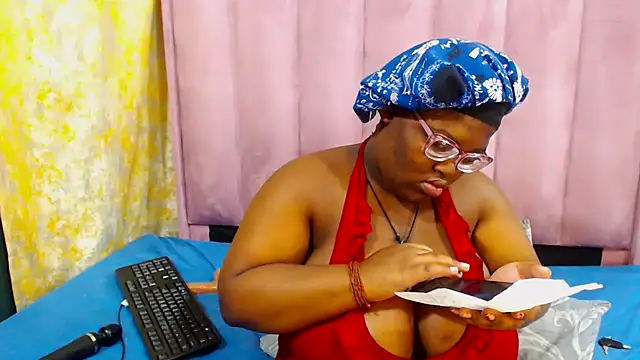 Snapshot of Damm_Bobbies chatting on May 11, 6:27 pm Damm Bobbies online show from May 11, 6:27 pm