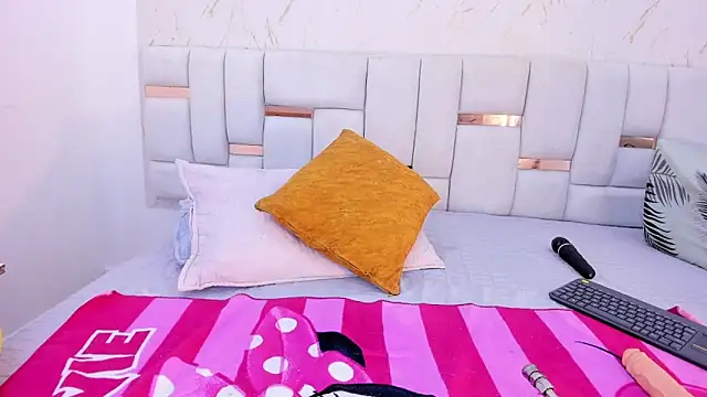 celeste smmith  online show from February 6, 3:55 am