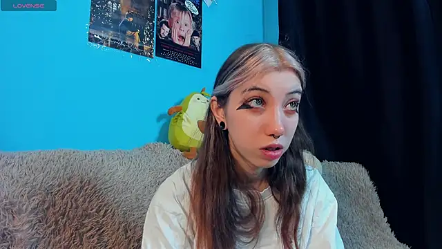 Snapshot of _Mindy_ chatting on February 8, 1:00 am Mindy online show from February 8, 1:00 am