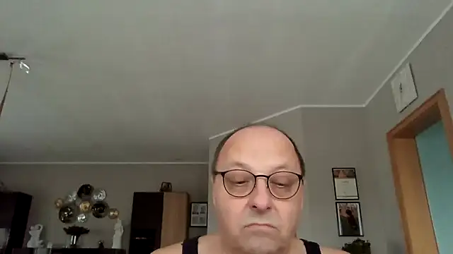 Snapshot of pumel60 chatting on December 23, 11:36 am pumel60 online show from December 23, 11:36 am