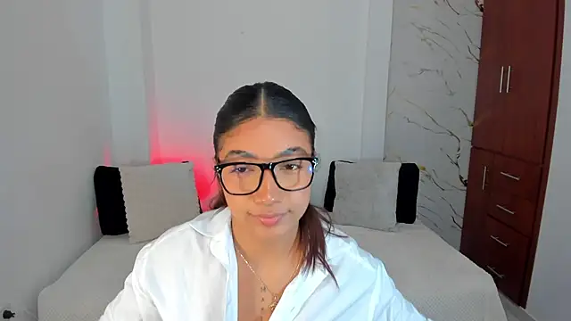Snapshot of martina_roldam chatting on May 18, 3:24 am martina roldam online show from May 18, 3:24 am