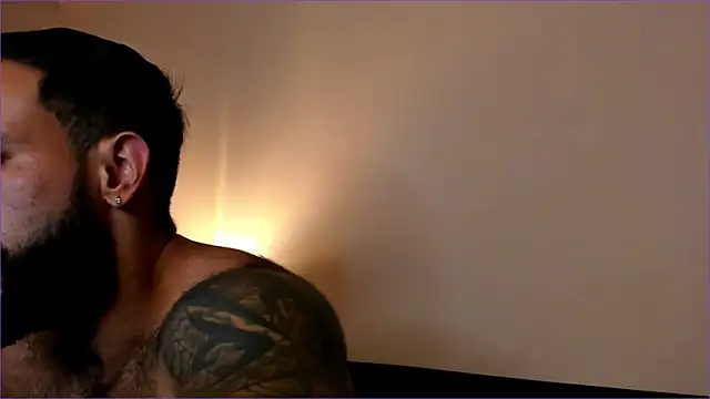 Snapshot of BradLeon_ chatting on October 6, 6:49 pm BradLeon online show from October 6, 6:49 pm