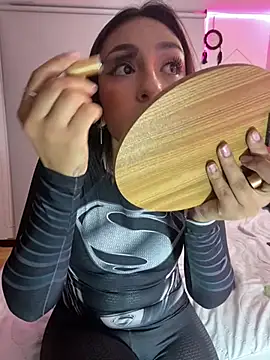 lauuraww online show from February 13, 5:05 am