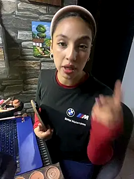 lauuraww online show from September 18, 4:58 am