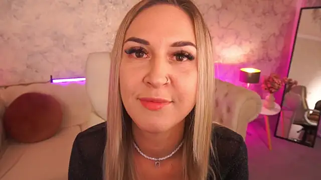 LovelyMollyy online show from October 26, 11:20 pm