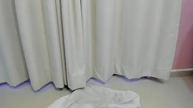 Snapshot of Daphne_Fox_ chatting on February 2, 11:51 am Daphne Fox online show from February 2, 11:51 am