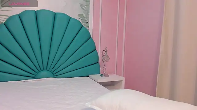 Snapshot of Daphne_Fox_ chatting on February 23, 9:00 am Daphne Fox online show from February 23, 9:00 am