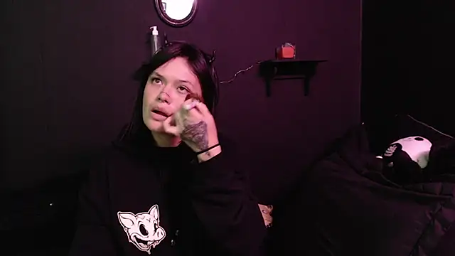 Snapshot of rousstattoo chatting on December 19, 3:24 am rousstattoo online show from December 19, 3:24 am