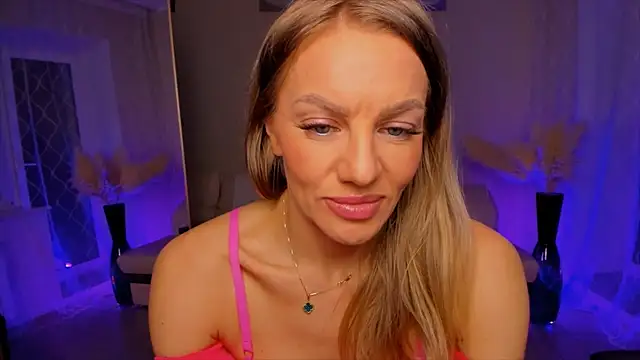 Snapshot of Oliva_Candy chatting on May 6, 8:47 pm Oliva Candy online show from May 6, 8:47 pm