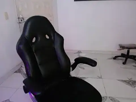 Snapshot of Clyde019 chatting on December 27, 9:06 am Clyde019 online show from December 27, 9:06 am