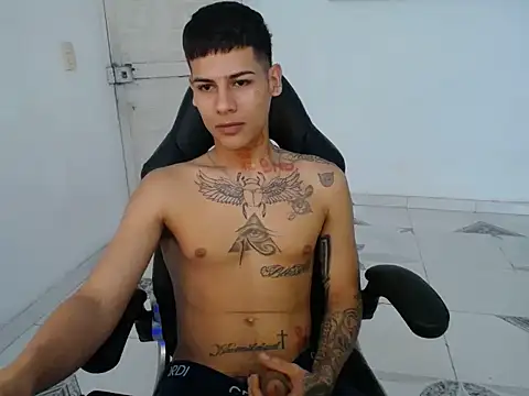 Snapshot of Clyde019 chatting on December 27, 1:18 pm Clyde019 online show from December 27, 1:18 pm