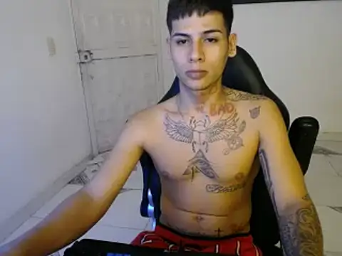 Snapshot of Clyde019 chatting on January 1, 5:33 am Clyde019 online show from January 1, 5:33 am