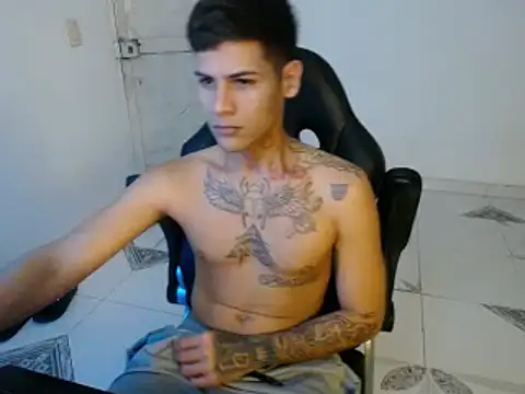 Snapshot of Clyde019 chatting on January 4, 6:19 am Clyde019 online show from January 4, 6:19 am