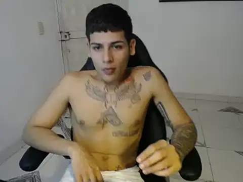 Snapshot of Clyde019 chatting on January 12, 10:33 pm Clyde019 online show from January 12, 10:33 pm