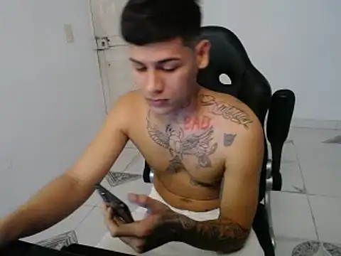 Snapshot of Clyde019 chatting on January 18, 9:02 pm Clyde019 online show from January 18, 9:02 pm