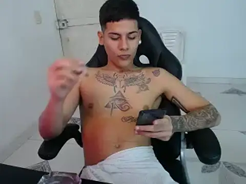 Snapshot of Clyde019 chatting on January 24, 5:10 am Clyde019 online show from January 24, 5:10 am